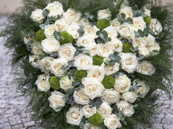 Srdce z bílých růží detail