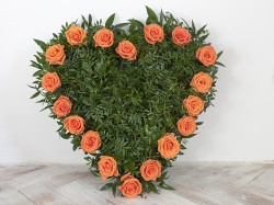Zelené srdce lemované oranžovými růžemi
